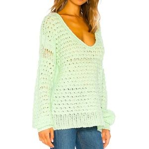 Free people sweater in amazing mint color in good condition